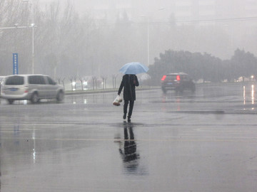 雨中行人