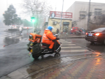 雨中行人