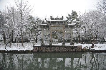 大雪覆盖的传统牌坊门楼景观