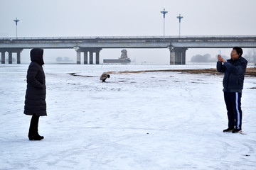 河道冰面拍照