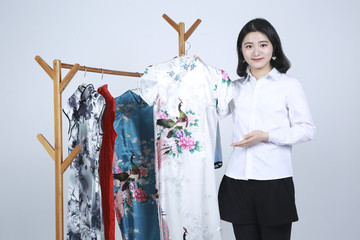 女子购买衣服素材图片