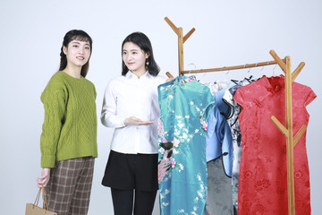 女子在商店购买衣服图片大全