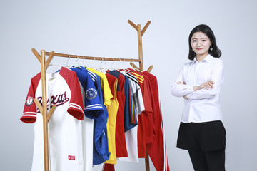 女子在商店购买衣服高清大图