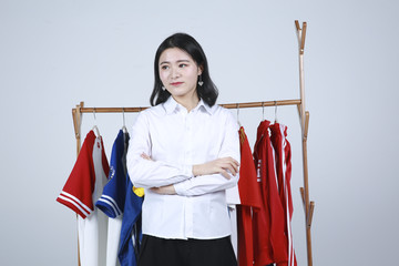 女子在商店购买衣服高清大图