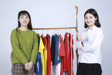 女子在商店购买衣服高清大图