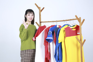 女子商店购买衣服摄影图片