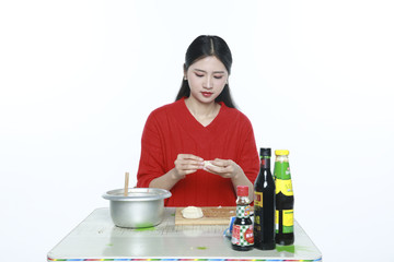 女孩包饺子高清大图