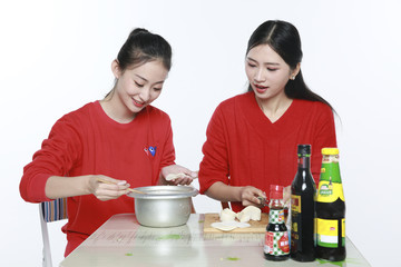 女孩包饺子高清大图