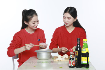 女孩包饺子高清大图