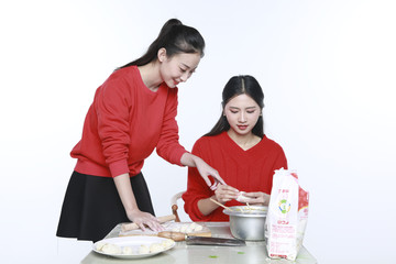 女孩包饺子图片大全