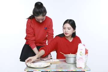 女孩包饺子图片大全