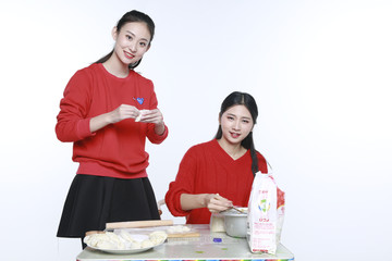 女孩包饺子图片大全