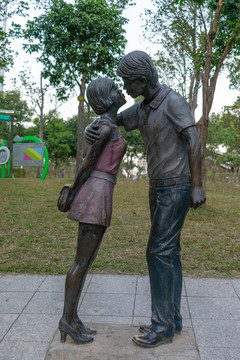 公园情侣亲吻塑像