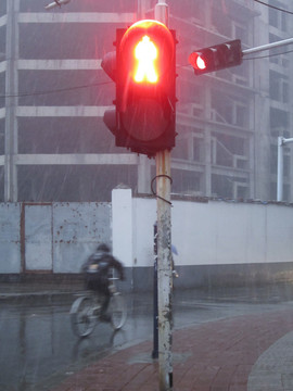 红灯雨天行人