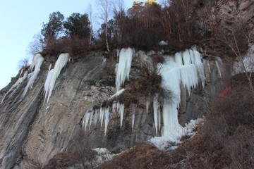 山泉冰瀑