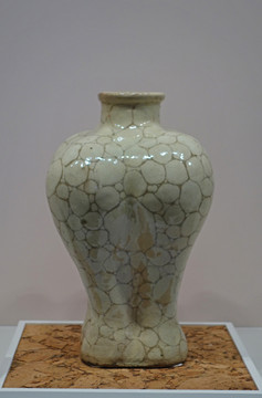 清代米白釉砾石纹海棠式梅瓶