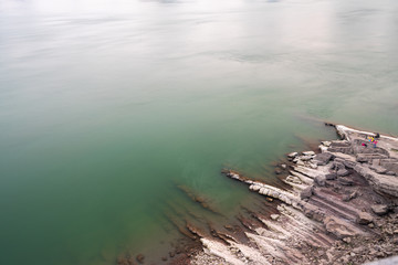 平静的湖面及岸边的岩石