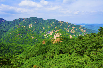 千山龙泉寺天上天群山与蓝天白云