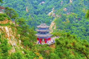 千山大佛寺弥勒宝殿与山谷俯视图