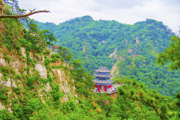 千山大佛寺弥勒宝殿与山峰俯视图