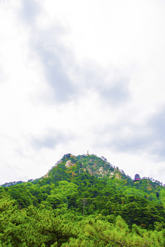 千山弥勒宝塔弥勒宝殿与山峰白云