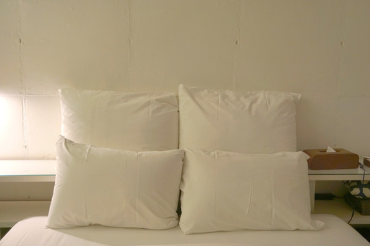 单人间的床和枕头