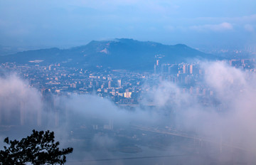 浓雾中的福州市