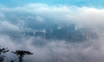 浓雾中的福州市