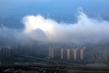 浓雾中的福州市