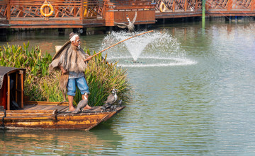 周庄水上渔民的雕塑景观