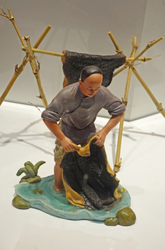 东阿阿胶传统炼胶洗皮工艺雕塑