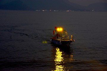 海上夜色小船