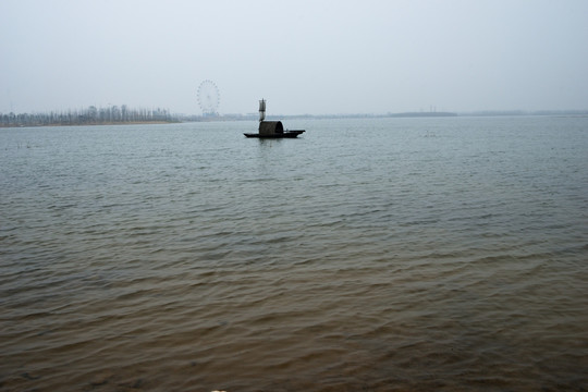 湖中一叶小舟