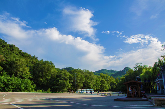 千山正门观光火车站与山峰白云