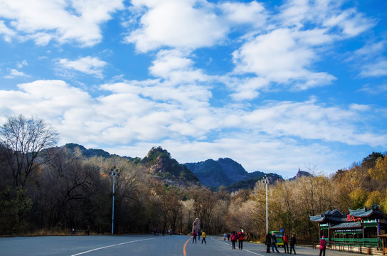 千山正门广场碑石树木与连绵群山