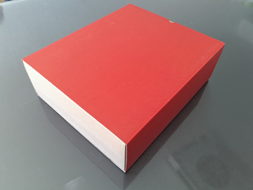 红色纸盒