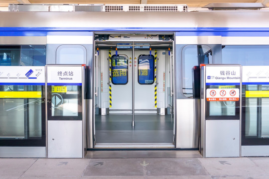 地鐵輕軌車廂內(nèi)景