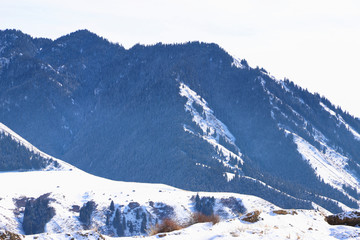 冰雪山峦