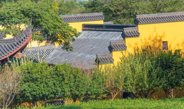 飞来峰永福寺的建筑一角