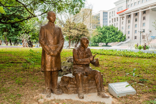 李四光V施汝为广西大学人文雕塑