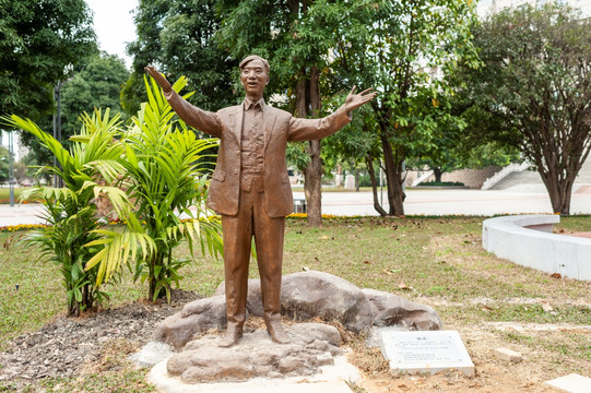 盛成广西大学历史人物雕塑