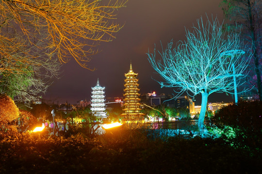 桂林杉湖日月双塔夜景