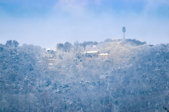 雪裹紫金山