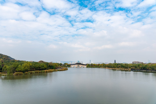 无锡蠡湖风景区的石塘桥