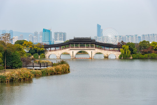 无锡蠡湖风景区的石塘桥