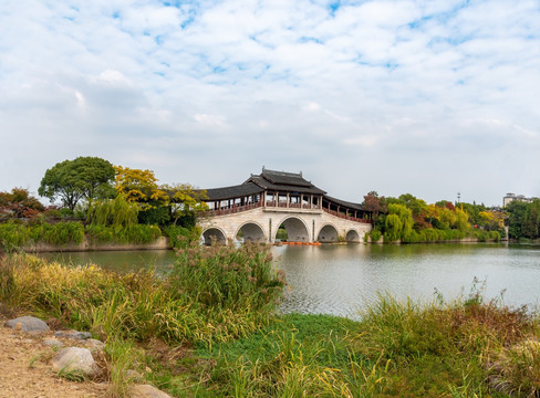 无锡蠡湖风景区的石塘桥