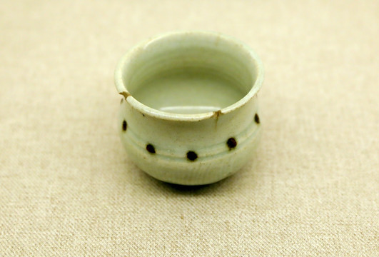 景德鎮(zhèn)窯青白釉點(diǎn)褐彩巴斗紋瓷罐