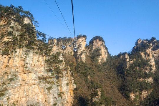 张家界森林公园险峻的天子山索道