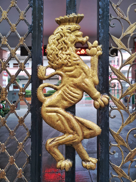 铁门上的金色狮子