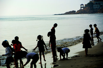 海滩玩耍的孩子